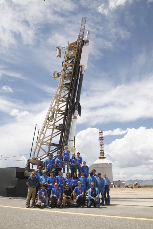 ロケットの前での集合写真.JPG